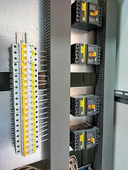 Шкаф распределительный ВРУ-1Д-400-231 400А 25кА 400В IP31 IEK (8хВА88-32)